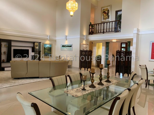 Exclusive House in Club de Golf